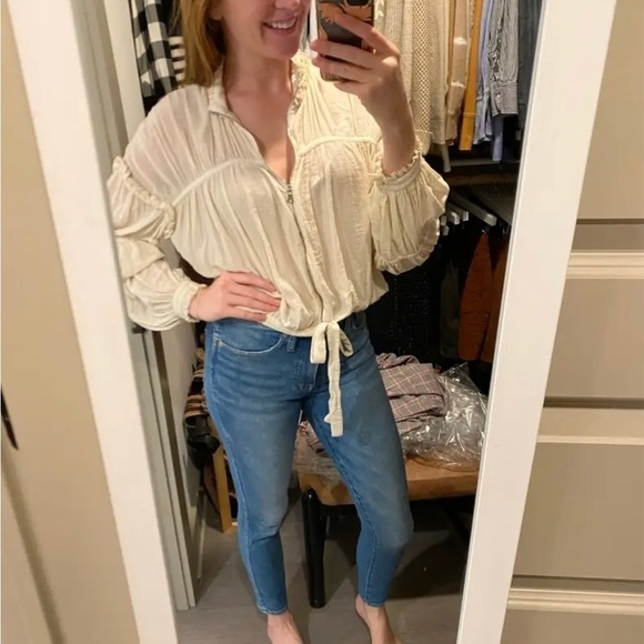 Alexis
Ivory Posey Top
Size M - Picture 5 of 15